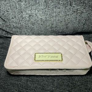 WOMEN'S BETSEY JOHNSON PINk QUILTED STITCHED ZIP BI-FOLD CLUTCH WALLET BOW
